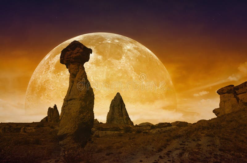 La Luna Llena roja sangrienta de levantamiento, siluetas de la seta oscila imagenes de archivo La Luna Llena roja sangrienta de levantamiento, siluetas de la seta oscila imagenes de archivo