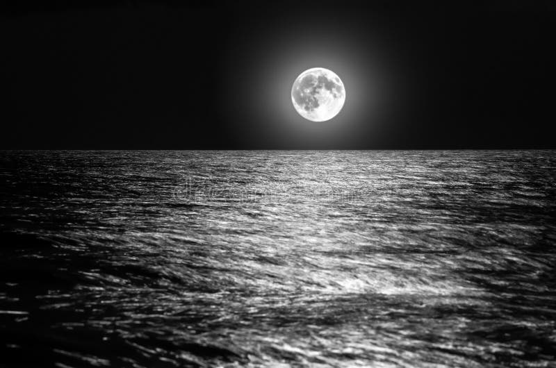 La Luna Sorge Dal Mare La Luna Sopra L'orizzonte Di Mare Alla Notte Luce Della Luna Sulle Onde