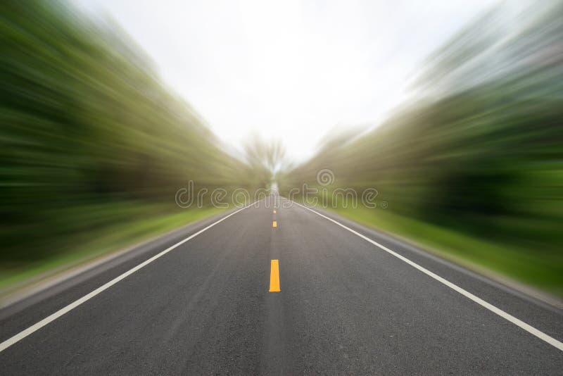 La lunga strada di prospettiva nel moto di bordo digiuna stile fotografia stock La lunga strada di prospettiva nel moto di bordo digiuna stile fotografia stock