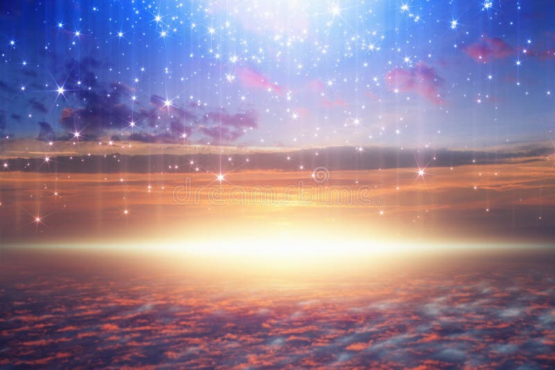 La luz brillante del cielo, estrellas cae de los cielos imagen de archivo libre de regalías