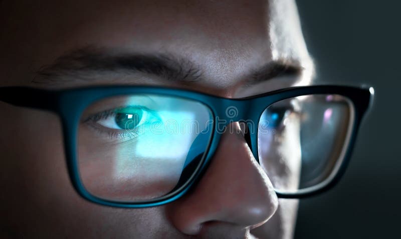 La luz de la pantalla de ordenador refleja de los vidrios Ciérrese para arriba de ojos