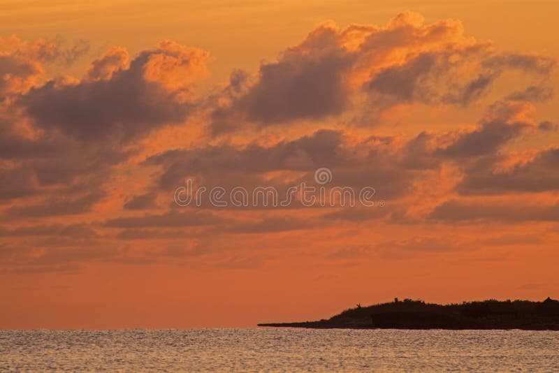 La luz de la salida del sol pinta las nubes en los Cocos de Cayo, Cuba fotos de archivo La luz de la salida del sol pinta las nubes en los Cocos de Cayo, Cuba fotos de archivo