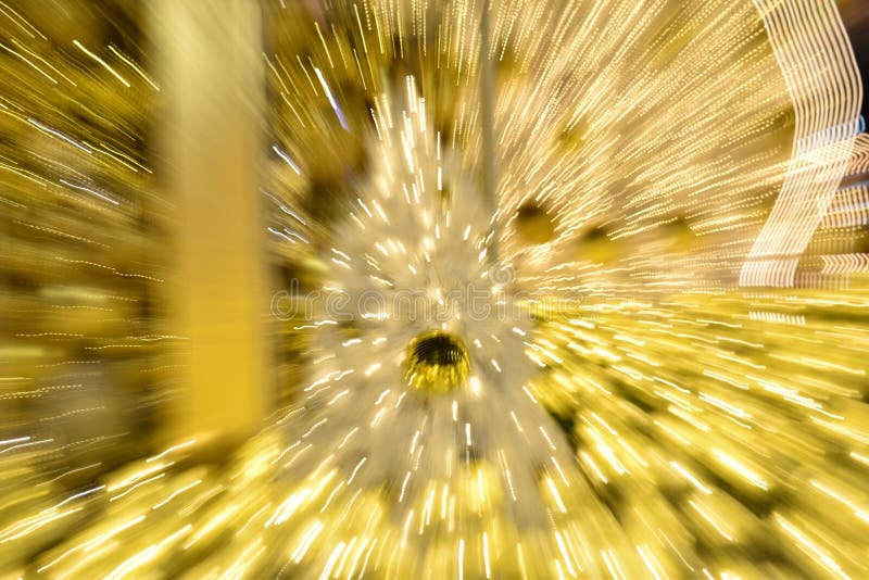 La luz del milagro brilla de un árbol de navidad imagen de archivo libre de regalías La luz del milagro brilla de un árbol de navidad imagen de archivo libre de regalías