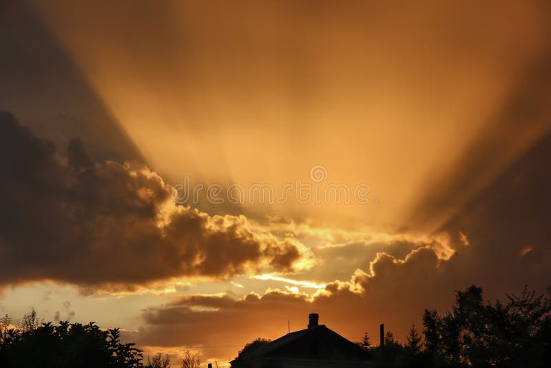 La luz del sol brillante del sol poniente sobre la casa foto de archivo libre de regalías La luz del sol brillante del sol poniente sobre la casa foto de archivo libre de regalías