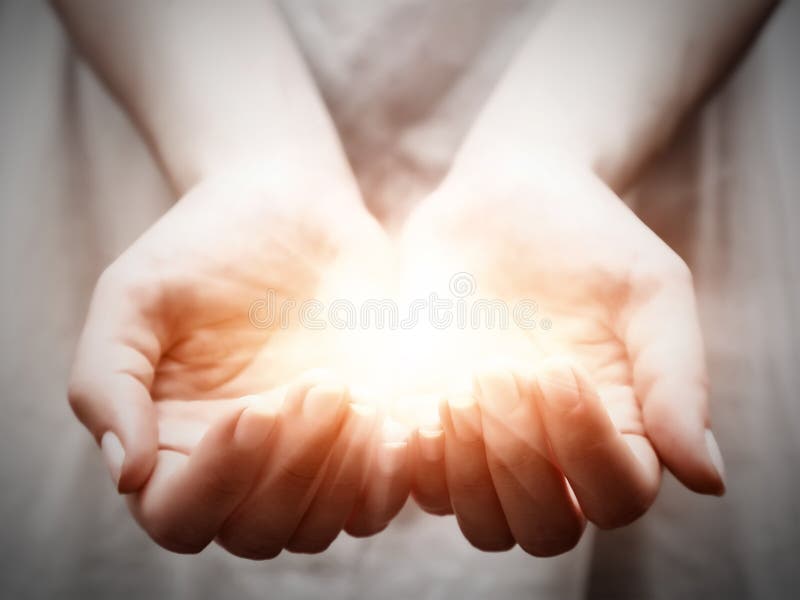 La luz en manos de la mujer joven. Distribución, donante, ofreciendo, protección