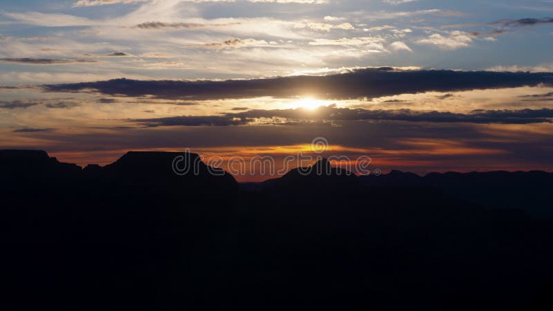 La luz solar suave brilla a través de las nubes matutinas sobre el área silvestre del Gran Cañón. metrajes