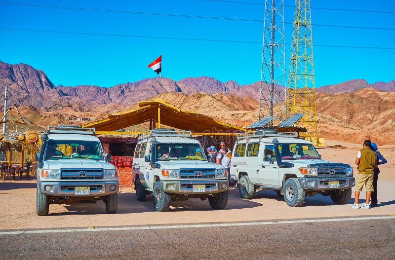 La línea de coches parqueados del viaje del safari, Dahab, Sinaí, Egipto imágenes de archivo libres de regalías La línea de coches parqueados del viaje del safari, Dahab, Sinaí, Egipto imágenes de archivo libres de regalías