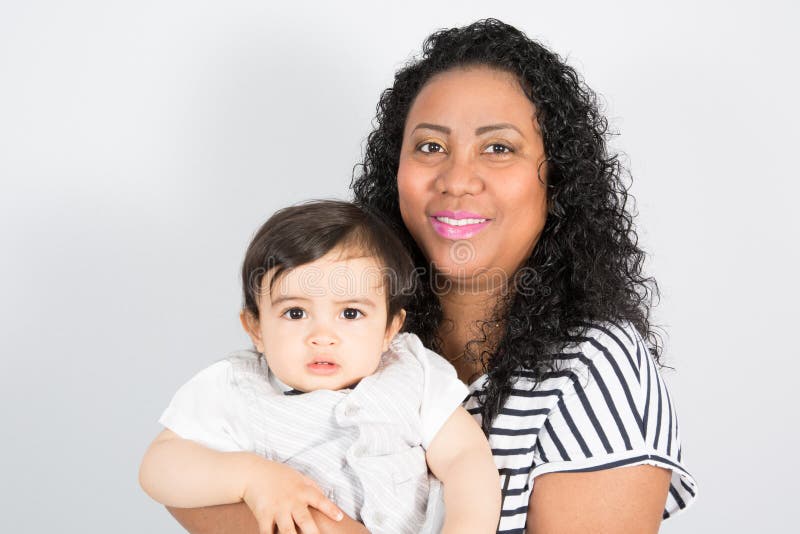 La Mere Celibataire De Sourire Avec Le Bebe Badinent Le Metis D Enfant Avec La Mere Americaine Image Stock Image Du Indoors Fixation