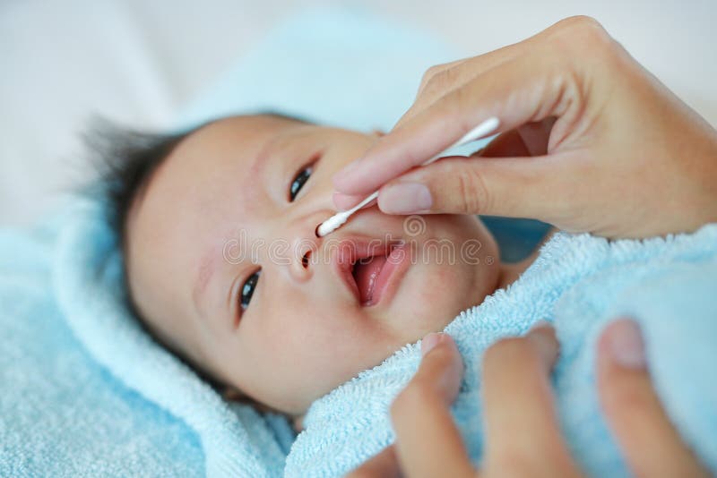 Tampon De Coton D Utilisation De Mere Humidifie De L Alcool Pour Essuyer Pour Nettoyer Le Bebe De Cordon Ombilical De Nombril Nou Image Stock Image Du Treatment Tige Tampon De Coton D Utilisation De Mere Humidifie De L Alcool Pour Essuyer Pour Nettoyer Le Bebe De Cordon Ombilical De Nombril Nou Image Stock Image Du Treatment Tige