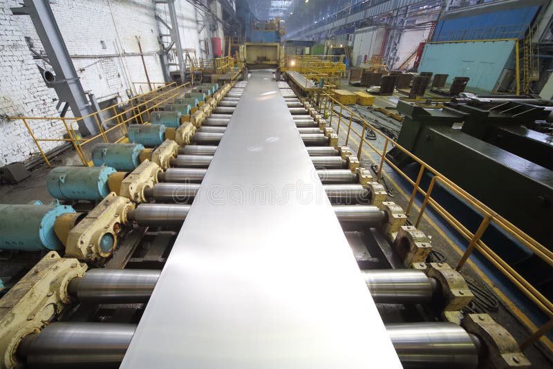 La macchina del laminatoio da un blocco di alluminio fa uno strato fotografia stock libera da diritti