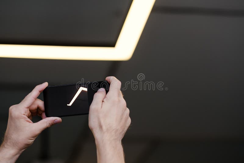 La macchina fotografica d'accensione interna moderna del telefono si è illuminata fotografia stock La macchina fotografica d'accensione interna moderna del telefono si è illuminata fotografia stock