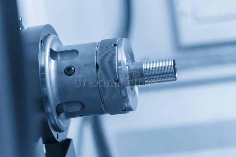 La macchina o il tornio del tornio di CNC immagine stock libera da diritti La macchina o il tornio del tornio di CNC immagine stock libera da diritti