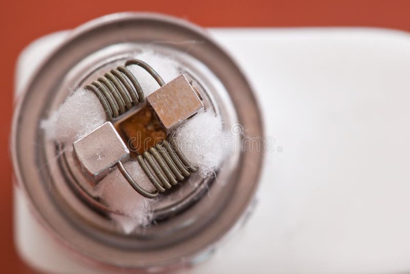 La macro foto di nuova bobina del clapton ha montato nella sigaretta elettronica immagini stock libere da diritti La macro foto di nuova bobina del clapton ha montato nella sigaretta elettronica immagini stock libere da diritti