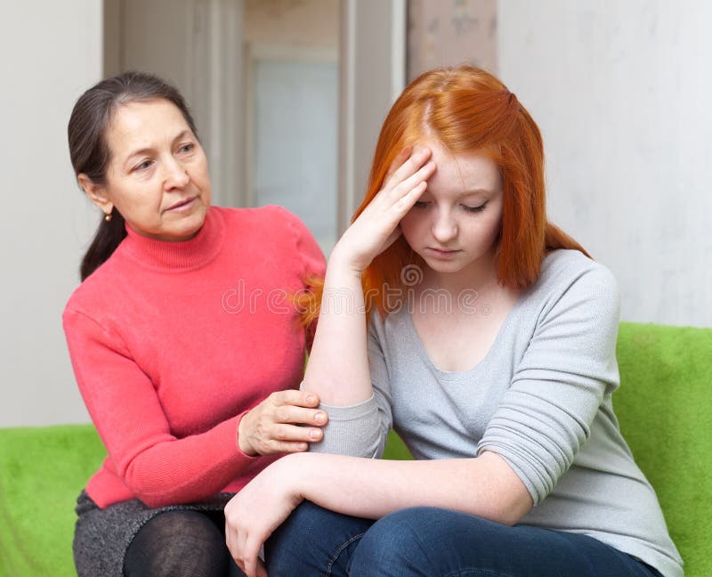 La madre chiede il perdono dalla figlia immagini stock libere da diritti La madre chiede il perdono dalla figlia immagini stock libere da diritti