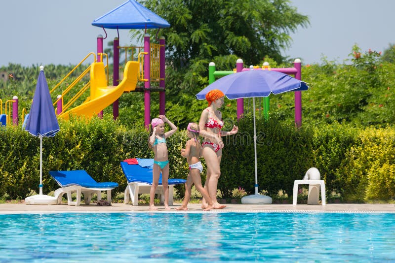 La madre con i bambini passa il tempo intorno allo stagno immagini stock La madre con i bambini passa il tempo intorno allo stagno immagini stock