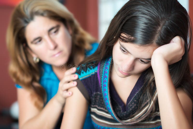 La madre conforta sua figlia teenager fotografia stock libera da diritti La madre conforta sua figlia teenager fotografia stock libera da diritti