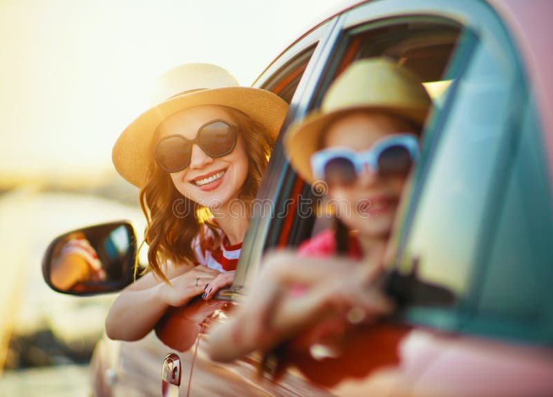 La madre de la familia y la muchacha felices del ni?o va al viaje del viaje del verano en coche fotografía de archivo libre de regalías La madre de la familia y la muchacha felices del ni?o va al viaje del viaje del verano en coche fotografía de archivo libre de regalías