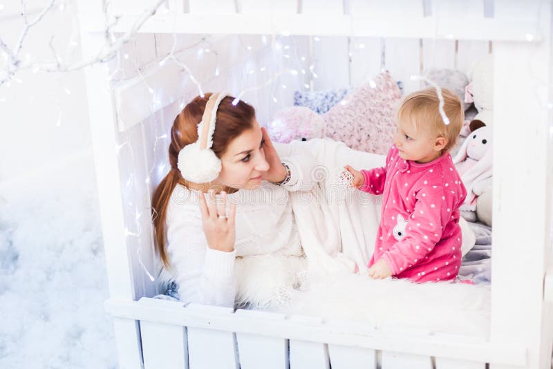 La madre e la figlia caucasiche in un ` s dei bambini alloggiano immagini stock La madre e la figlia caucasiche in un ` s dei bambini alloggiano immagini stock