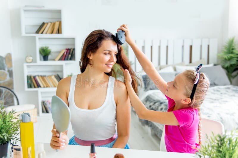 La madre e la figlia stanno facendo compongono e stanno divertendo a casa immagini stock libere da diritti La madre e la figlia stanno facendo compongono e stanno divertendo a casa immagini stock libere da diritti