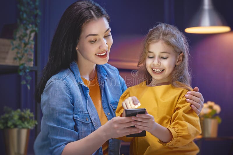 La madre e la figlia stanno giocando fotografia stock La madre e la figlia stanno giocando fotografia stock