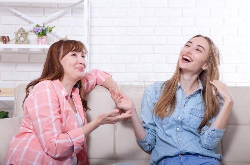 La madre e la figlia stanno parlando a casa e divertiresi Relazioni ed amore della famiglia Copi lo spazio Giorno di madri fotografia stock libera da diritti La madre e la figlia stanno parlando a casa e divertiresi Relazioni ed amore della famiglia Copi lo spazio Giorno di madri fotografia stock libera da diritti