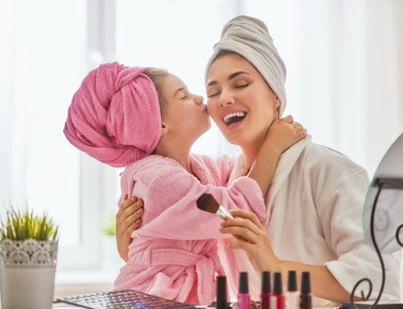 La madre e la figlia stanno facendo compongono fotografia stock La madre e la figlia stanno facendo compongono fotografia stock