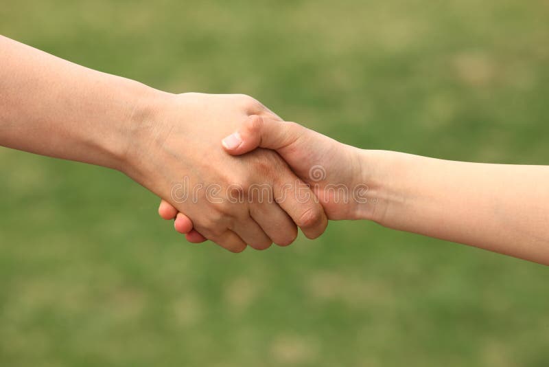 La madre ed il bambino agitano le mani fotografia stock libera da diritti La madre ed il bambino agitano le mani fotografia stock libera da diritti