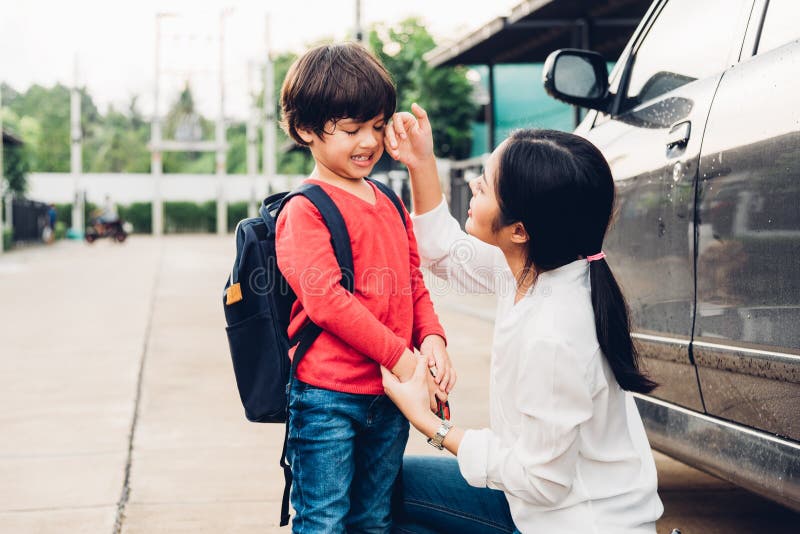 La madre feliz de la familia envía los niños guardería del muchacho del hijo del niño al sc imagen de archivo La madre feliz de la familia envía los niños guardería del muchacho del hijo del niño al sc imagen de archivo
