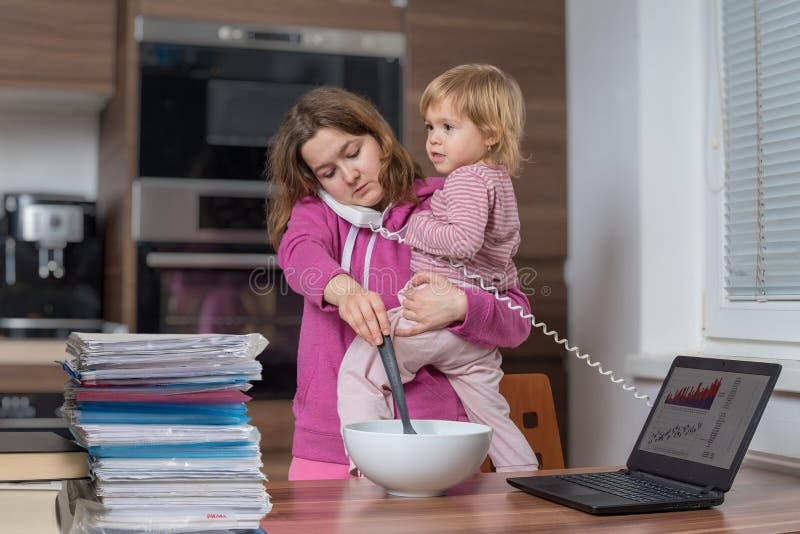 La madre polivalente es que cuida a niños y de trabajo en casa fotografía de archivo libre de regalías