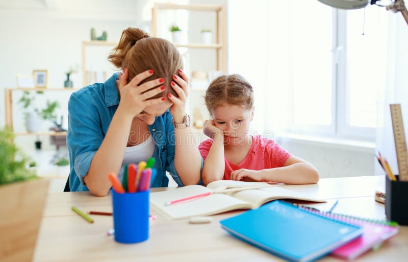 La madre rimprovera un bambino per l'istruzione ed il compito del povero immagini stock La madre rimprovera un bambino per l'istruzione ed il compito del povero immagini stock