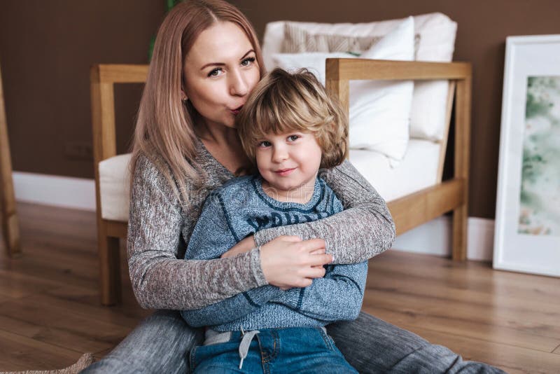 La madre sta baciando suo figlio Mamma e figlio Giorno felice del `s della madre Madre che abbraccia il suo bambino fotografie stock libere da diritti La madre sta baciando suo figlio Mamma e figlio Giorno felice del `s della madre Madre che abbraccia il suo bambino fotografie stock libere da diritti