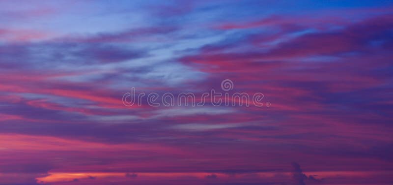 La Magie Du Soleil Du Ciel Et Des Nuages Au Lever De Soleil