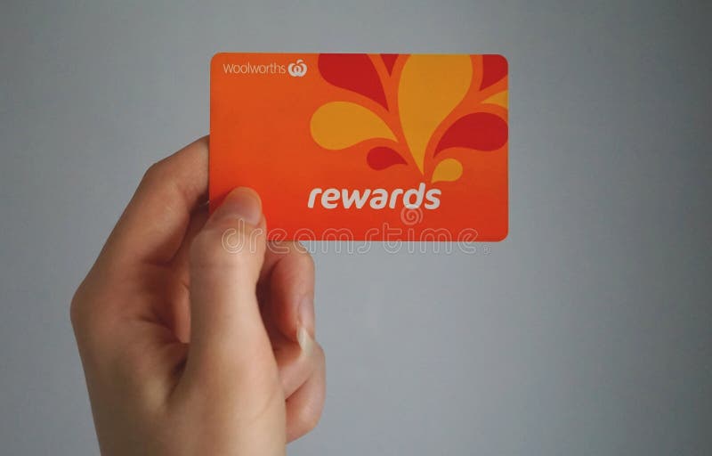 La main caucasienne femelle tient une carte de fidélité de récompenses de Woolworths, ce programme de fidélité donne l'argent out image libre de droits La main caucasienne femelle tient une carte de fidélité de récompenses de Woolworths, ce programme de fidélité donne l'argent out image libre de droits
