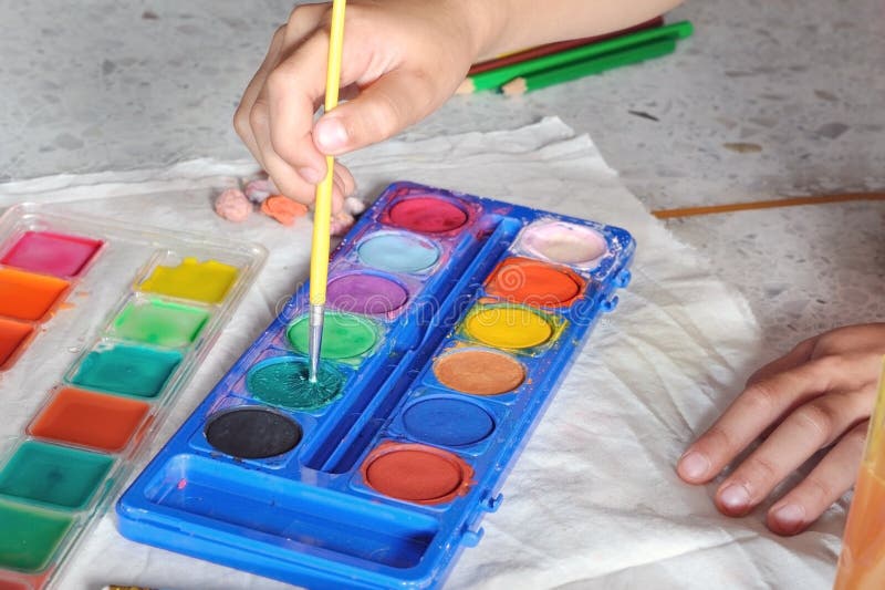 La Main D'enfant Choisissent La Couleur De La Palette De Peinture  D'aquarelle Photo stock - Image du baisse, plastique: 50738886