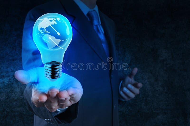 La main d'homme d'affaires montre l'ampoule avec le netwo de social de la terre de planète photo stock La main d'homme d'affaires montre l'ampoule avec le netwo de social de la terre de planète photo stock