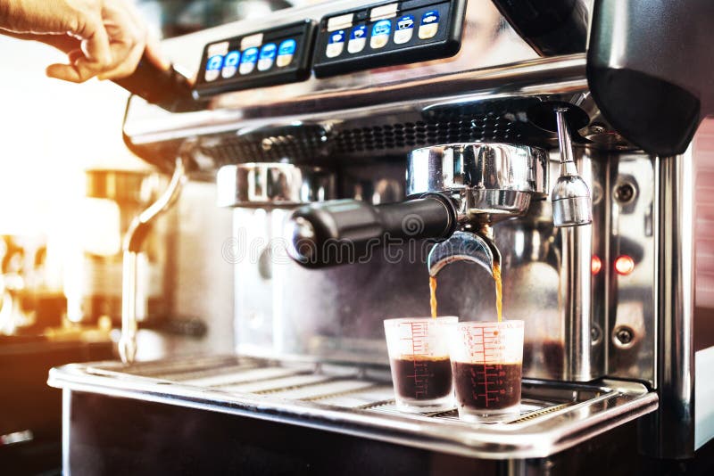 Barista Insère Le Support Dans La Machine à Café Pour Faire Du Café Photo  stock - Image du moka, prise: 220005612