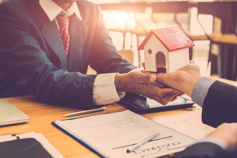 La main de l'homme d'affaires signent le document d'accord contractuel, prêt immobilier, achètent la nouvelle maison, la maison e photos stock La main de l'homme d'affaires signent le document d'accord contractuel, prêt immobilier, achètent la nouvelle maison, la maison e photos stock