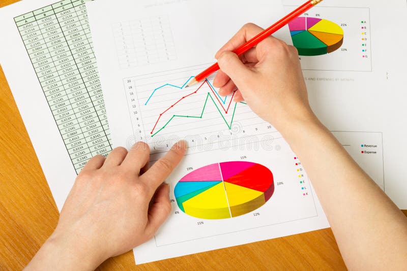 La main de la femme avec le crayon sur le bureau de fond dans le bureau photographie stock libre de droits La main de la femme avec le crayon sur le bureau de fond dans le bureau photographie stock libre de droits