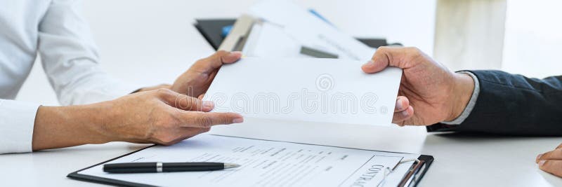 La main de la rémunération finale de dépôt d'employeur après avoir utilisé pour écrire une lettre de document de démission, le concept se démettent-ils
