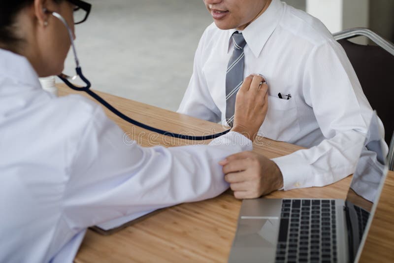 La main du docteur examinant un patient avec le stéthoscope en m photographie stock La main du docteur examinant un patient avec le stéthoscope en m photographie stock