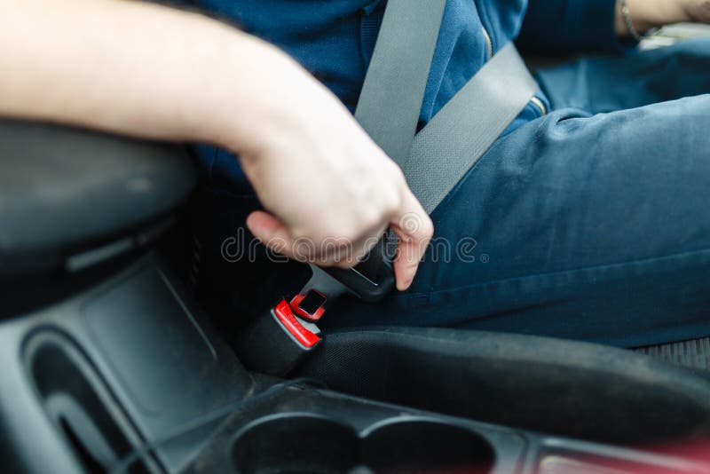 La Main Du ` S D'hommes Attache La Ceinture De Sécurité De La Voiture Image  stock - Image du attache, adulte: 111933225