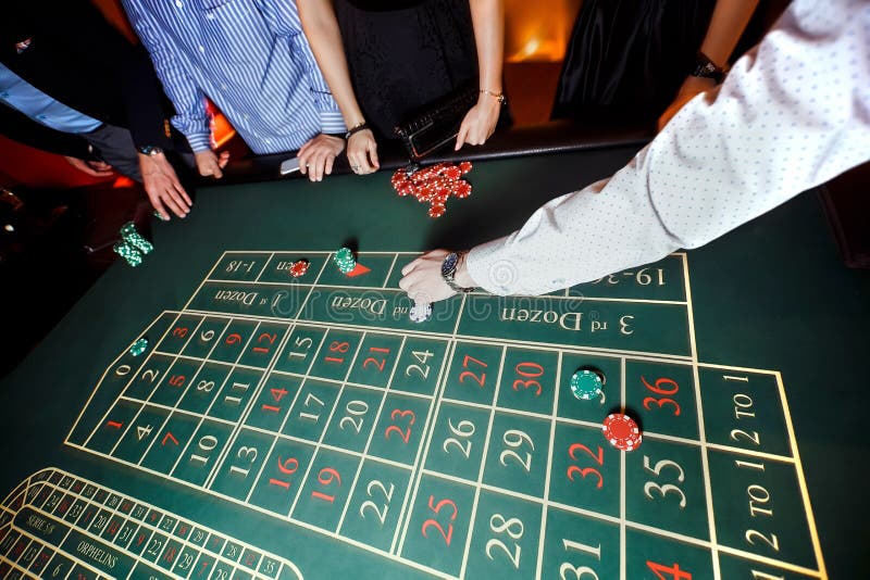 La main a mis un pari sur la roulette image libre de droits La main a mis un pari sur la roulette image libre de droits