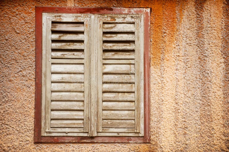 La maison abandonnée shutters le détail photos libres de droits La maison abandonnée shutters le détail photos libres de droits