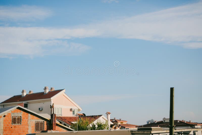 La maison avec le toit carrelé orange Chambres en Croatie et Monteneg photographie stock libre de droits La maison avec le toit carrelé orange Chambres en Croatie et Monteneg photographie stock libre de droits