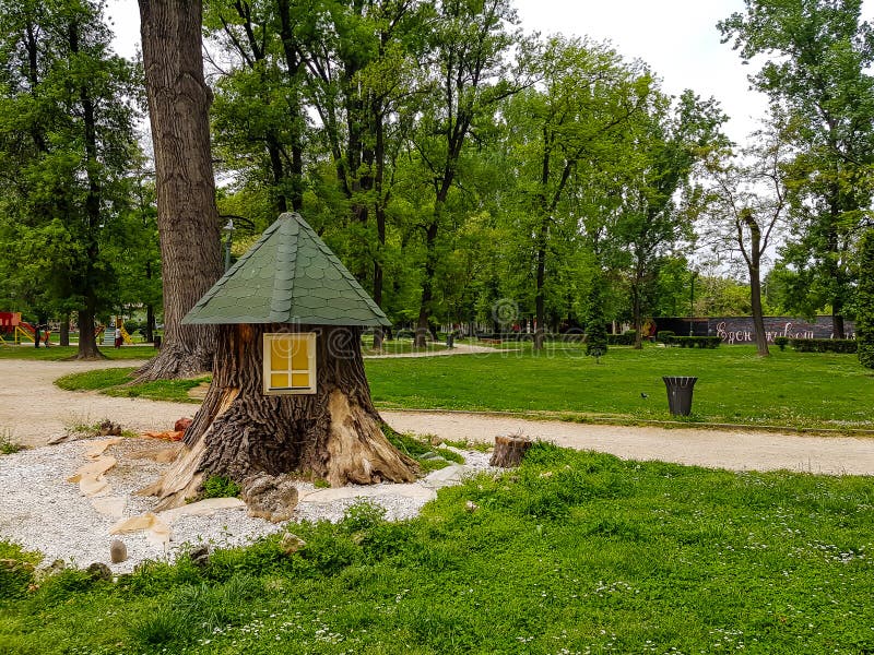La maison en bois de beaux enfants en parc de ville photos libres de droits La maison en bois de beaux enfants en parc de ville photos libres de droits