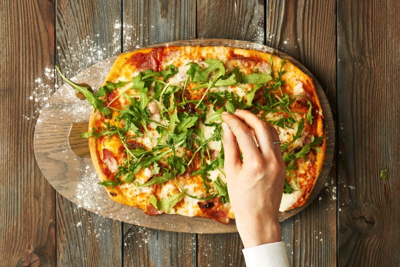 La maison a fait la pizza sur la table en bois photos libres de droits La maison a fait la pizza sur la table en bois photos libres de droits