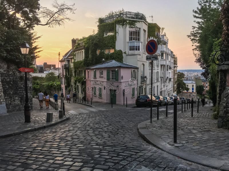 La Maison Rose en la esquina de dos calles en Montmartre, París, Francia, en la puesta del sol foto de archivo La Maison Rose en la esquina de dos calles en Montmartre, París, Francia, en la puesta del sol foto de archivo