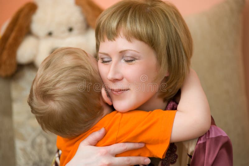 La mama abraza al hijo imagen de archivo. Imagen de cerrado - 13198099