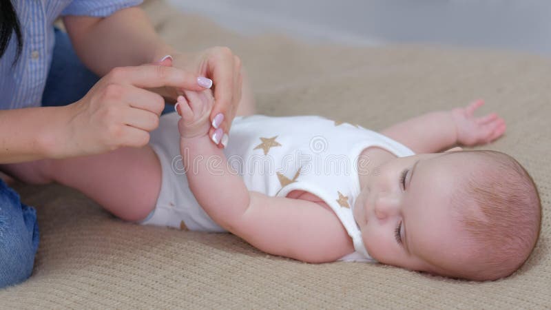 La maman en bonne santé de développement de bébé exerce nouveau-né photo libre de droits La maman en bonne santé de développement de bébé exerce nouveau-né photo libre de droits