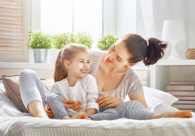 La maman et la fille jouent images libres de droits La maman et la fille jouent images libres de droits